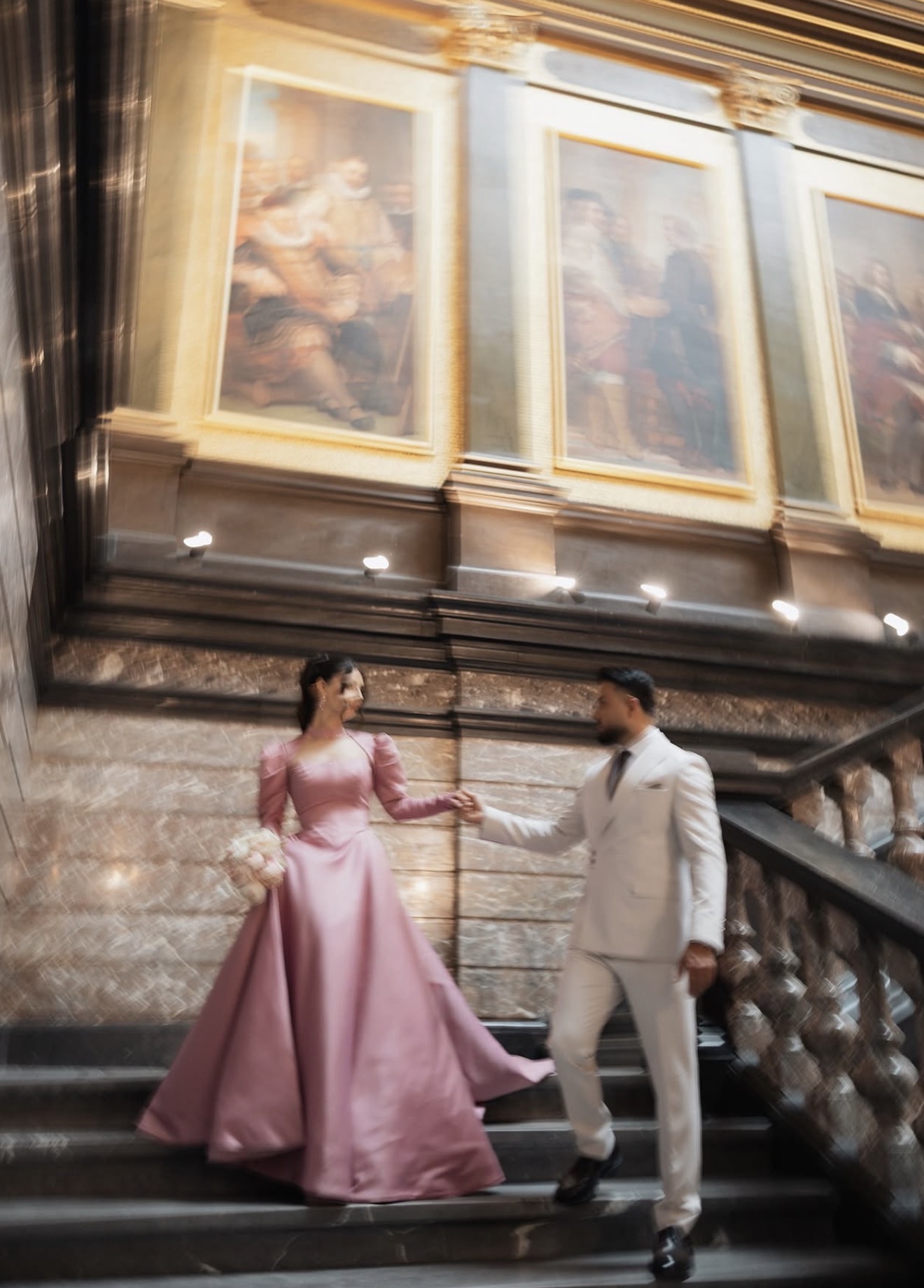 Ayse & Burkan, trouwfoto 1 in het KMSKA (Koninklijk Museum voor Schone Kunsten) in Antwerpen