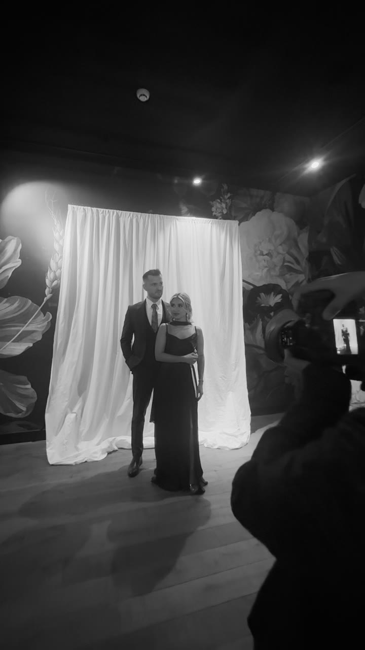 Een koppel poseert voor de camera tijdens een Portrait Noir fotosessie