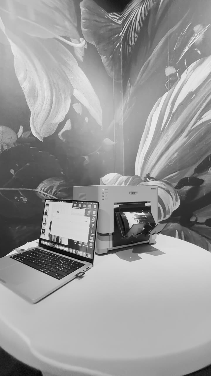 Een foto wordt live ter plaatse afgedrukt op een professionele fotoprinter